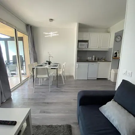 La De L Oree Du Golf De * דוביל